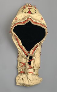 Bölcsődeszka tolltollal, az arapahóiak által, az 1870-es évek körül (muslin, fűz, sertéstoll és szarvasbőr) alkotó: American School
