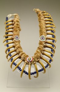 Grizzly Bear Claw Necklace, Iowa, indián, 1830 körül (vidrabőr, grizzly medvekörmök, üveggyöngyök)