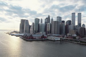 Kilátás a pénzügyi negyedre az East River túloldalán alkotó: American School