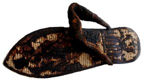 Tutankhamons szandál bekötött foglyokkal és félkövér szimbólumokkal díszítve, 14. század. időszámításunk előtt