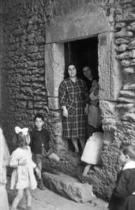 CROTONE - KŐHÁZ alkotó: Ando Gilardi