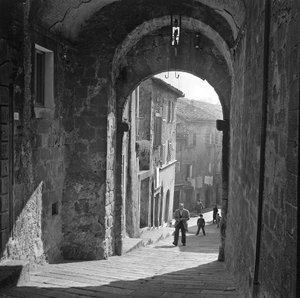 Abbadia San Salvatore utcája, Siena, Toszkána, Olaszország