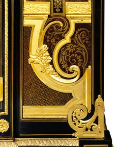 Louis XIV petit armoise, 1700-1710 körül (ormolu, sárgaréz, teknősbékahéj, ébenfa és intarzia)