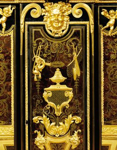 Louis XIV petit armoise, 1700-1710 körül (ormolu, sárgaréz, teknősbékahéj, ébenfa és intarzia)
