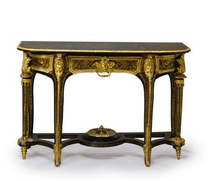 Lajos XIV. mólóasztal párjának egyike, 1710 körül (ormolu-ra szerelt és Boulle sárgaréz berakásos teknősbékahéj) (lásd még: 469014 és 469015)