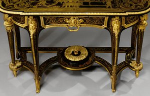 A XIV. Lajos mólóasztal párjának egyike, 1710 körül (ormolu-ra szerelt és Boulle sárgaréz berakásos teknősbékahéj) (lásd még: 469015 és 469016)