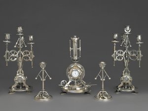 Ötrészes óragarnitúra, 1880 körül (ezüstös bronz, üveg és papír) alkotó: Andre Romain Guilmet