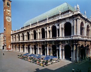 Kilátás az 1549-1614 között épült Basilica Palladiana homlokzatára