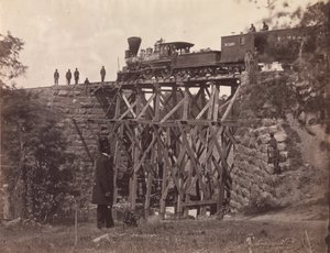 Híd az Orange and Alexandria Rail Roadon, a hadsereg mérnökei által javítva, Herman Haupt ezredes vezetésével, 1865 (albumén ezüst nyomat üvegnegatívról)