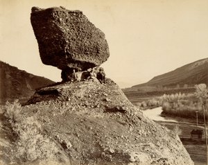 A völgy szfinxe, a The Great West Illustrated in a Series of Photographic Views across the Continent taken along the line of the Union Pacific Railroad West from Omaha, Nebraska by A.J. Russell, Volume I., A Nagy Nyugat című könyvből. alkotó: Andrew Joseph Russell