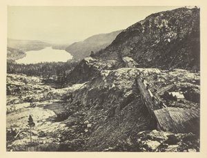 Sierra Nevada csúcsa, Hókamrák az előtérben, Donner-tó a távolban, C. P. R. R.