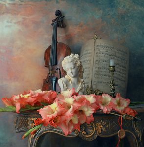 Hegedű-busta és gladiolusz alkotó: Andrey Morozov
