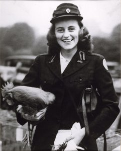 Kick Kennedy Amerikai Vöröskereszt egyenruháját viseli Londonban, 1943 körül (f/w fotó)