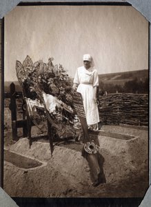 Első világháború 1914-1918: ápolónő (Therese Pavillou?) blúzban a 21 éves korában elhunyt Roux francia pilóta őrmester sírján Couville-ben, Manche-ban, Basse-Normandie (Alsó-Normandia), Franciaország. Névtelen fénykép 1917. július. Magángyűjtemény, Stell alkotó: Anonymous Anonymous
