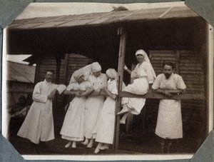 Első világháború 1914-1918: nővérek és orvosok blúzban Couville-ben, Manche-ban, Basse-Normandia (Basse Normandia), Franciaország. Névtelen fénykép 1917. július. Magángyűjtemény, Stella. alkotó: Anonymous Anonymous