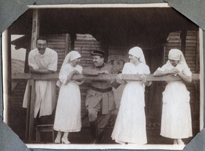 Első világháború 1914-1918: ápolónők vicces blúzban katonákkal és orvossal Couville-ben, Manche-ban, Alsó-Normandia (Alsó-Normandia), Franciaország. Névtelen fénykép 1917. július. Magángyűjtemény, Stella. alkotó: Anonymous Anonymous