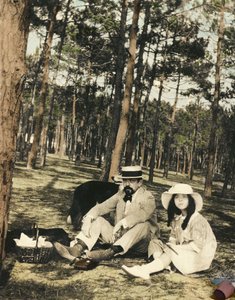Claude Debussy francia zeneszerző (1862-1918) és lánya, Chouchou piknikezni ültek egy fenyőben, Arcachon közelében alkotó: Anonymous Anonymous