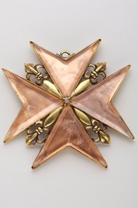 Toszkána Nagyhercegség - Szent István Rend: elő- vagy végrehajtó kereszt - előlap - 17. századi makett - Arany bronz, réz és kristály mérete - D: 9,7 cm; súly: 70 g - Magángyűjtemény alkotó: Anonymous Anonymous
