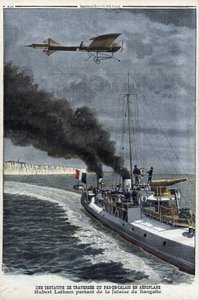 Hubert Latham (1883-1912), francia pilóta, aki egy „Antoinette” egysíkú repülőgéppel elhagyja Sangatte-t, hogy repülővel próbáljon átkelni a Csatornán, július 19. alkotó: Anonymous Anonymous