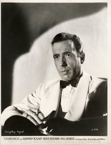 Humphrey Bogart (1899-1957) Michael Curtiz filmjében, a Casablanca című filmben, az Anonymous oldalán alkotó: Anonymous Anonymous