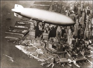 LZ127 Graf Zeppelin New Yorkban 1929 - LZ127 Graf Zeppelin New York felett alkotó: Anonymous Anonymous