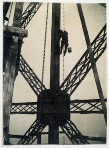 Festő az Eiffel-toronyról 1889-ben, Párizsban alkotó: Anonymous Anonymous