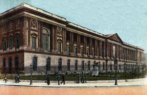Párizs: a Claude Perrault (1613-1688) által épített Louvre oszlopsor külső képe. Fénykép 1920-ból Párizs városának „”művészeti albumában”. Magángyűjtemény. alkotó: Anonymous Anonymous