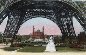 Párizs: az Eiffel-torony alatt látható Palais du Trocadero. Fénykép 1920-ból Párizs városának „”művészeti albumában”. Magángyűjtemény. alkotó: Anonymous Anonymous