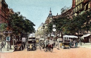 Párizs: forgalom a Boulevard des Italians-on, a város egyik nagy sugárútján. Fénykép 1920-ból Párizs városának „”művészeti albumában”. Magángyűjtemény. alkotó: Anonymous Anonymous