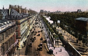 Párizs: kilátás a rue de Rivoli forgalmára, a Louvre felé. Fénykép 1920-ból Párizs városának „”művészeti albumában”. Magángyűjtemény. alkotó: Anonymous Anonymous