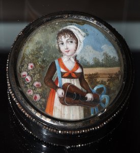 ""Hurdy-gurdy fiatal lány portréja"" (Portré of a Girl With Hurdy Gurdy) Névtelen akvarell 1800 körül Magángyűjtemény alkotó: Anonymous Anonymous