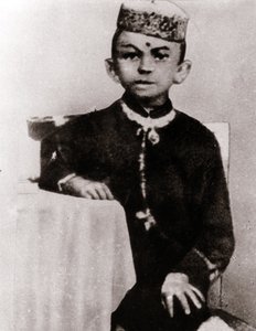 Mohandas Karamchand Gandhi (1869-1948) politikai vezető gyermek portréja - Fényképezés 1875 körül alkotó: Anonymous Anonymous