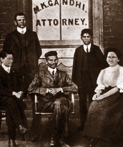 A politikai vezető, Mohandas Karamchand Gandhi (1869-1948) ügyvéd portréja a dél-afrikai Durbanben. Fényképezés 1893 alkotó: Anonymous Anonymous