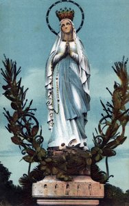 A Lourdes - Hautes Pyreneesben (65) megkoronázott szűz 1900 körül. alkotó: Anonymous Anonymous