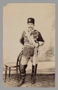 Mozaffar al-Din Shah teljes alakos portréja, 19. század vége – 20. század eleje (ezüst zselatin nyomat) alkotó: Antoin Sevruguin