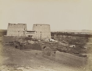 Edfu, kilátás a Pylonra és a falura alkotó: Antonio Beato