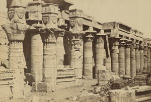 Philae: Oszlopsor Nectenebo I kápolnájával alkotó: Antonio Beato