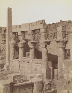Philae, kilátás északkeletre a nyugati oszlopsor déli végétől és a Nectanebo tornácától az Isis templomnál alkotó: Antonio Beato