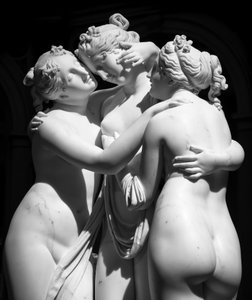 MILÁNÓ, OLASZORSZÁG - 2020 JÚNIUSA KÖRÜL: (2019) (fotó): Antonio Canova szobra, A három grácia (Le tre Gr..., 2019 (fotó) alkotó: Antonio Canova
