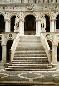 Kilátás a Scala dei Gigantira, amelyet Antonio Rizzo tervezett, Jacopo Sansovino (1486-1570) Mars és Neptunusz szobraival alkotó: Antonio Rizzo