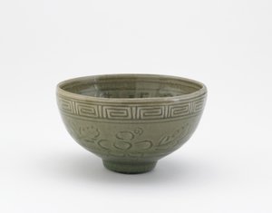Tálalótál Longquan edények stílusában, Tálalótál (hachi), 19. század eleji (kőedény celadon mázzal) alkotó: Aoki (attr. to) Mokubei