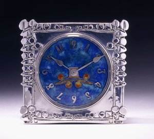 Négyzet alakú óra kelta motívummal Arts & Crafts stílusban