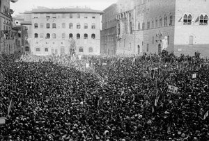 Tömeg gyűlt össze a Piazza Signorián Hitler és Mussolini firenzei látogatása alkalmából, 1938. 05. (f/w fotó)