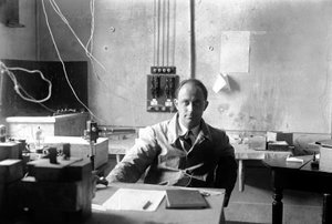 Enrico Fermi olasz fizikus (1901-1954 fizikai Nobel-díj 1938-ban) a laboratóriumban (f/w fotó)