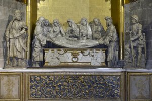 A sír: Krisztus lepeljét Nikomédész és Jézus fejét tartó Arimathiai József tartják, mögötte Szent János Szűz Máriát támogatja, őt követi három nő, az első a korona koronáját, az utolsó pedig Mária Magdolna - Szobrászat (sz alkotó: Arnaud de (attr.to) Moles