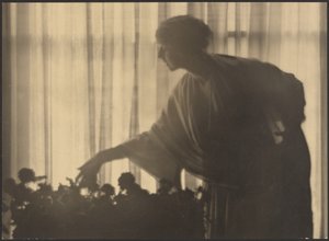 [Nő, aki virágokat gondoz a lakásában] alkotó: Arthur F. Kales
