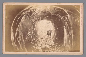 Emberek a svájci Grindelwald-gleccser barlangjában Grindelwald. Grotte du glacier (cím az objektumon)
