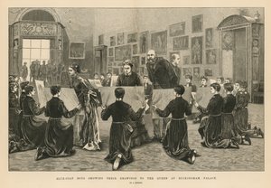 A kékkabátos fiúk megmutatják rajzaikat a királynőnek a Buckingham-palotában