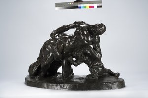 Harcba zárt férfi oroszlánkölyökkel (bronz)