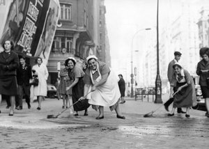 A Comadres a Gran Via utcát takarítja, eleget téve az Információs és Idegenforgalmi Minisztérium felhívásának és a "tartsuk tisztán a várost" kampányának", segítve a közszolgálatokat. alkotó: Artist Unknown
